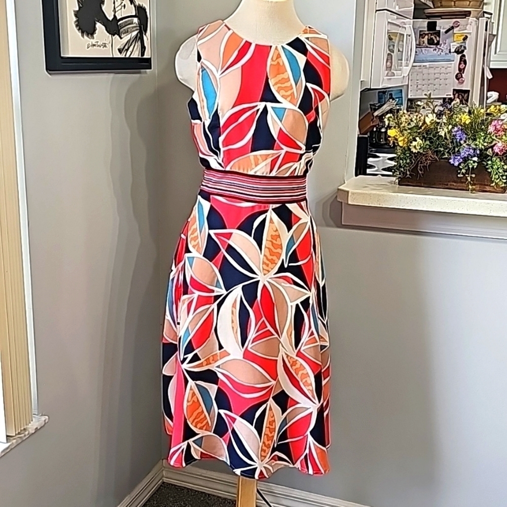 CHETA‎ B, sleevless Aline  dress. Size 8. Back zipper with key hole. Mode…